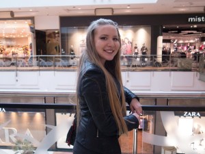 Eine junge Frau, die uns erzählt, wieviel Geld sie hat