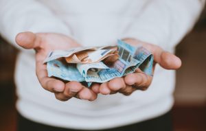ploetzlich-geld-uebrig-christian-dubovan-686398-unsplash