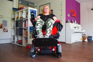 Een vrouw met MS die in een rolstoel zit