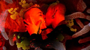 Zwei junge Männer küssen sich im Dunkeln, symbolisch für Berliner Clubgäste im Berghain und Co.