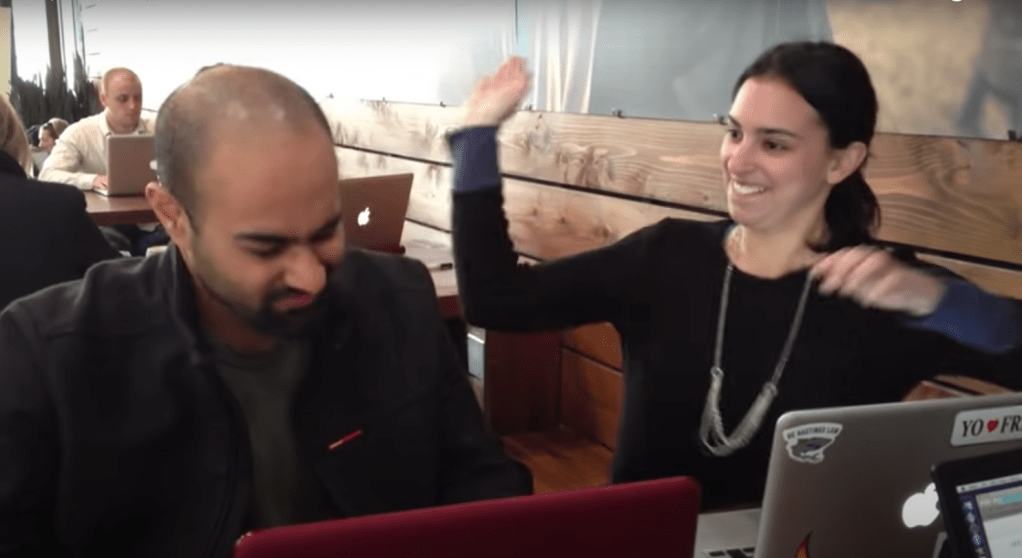 Contraté a alguien para que me abofeteara cada vez que usaba Facebook y cambió mi vida