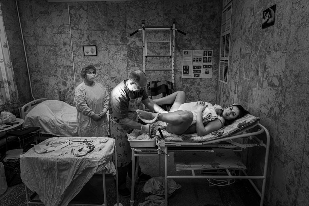 Geburten im Bombenhagel: Neue Fotos vom Krieg in der Ukraine