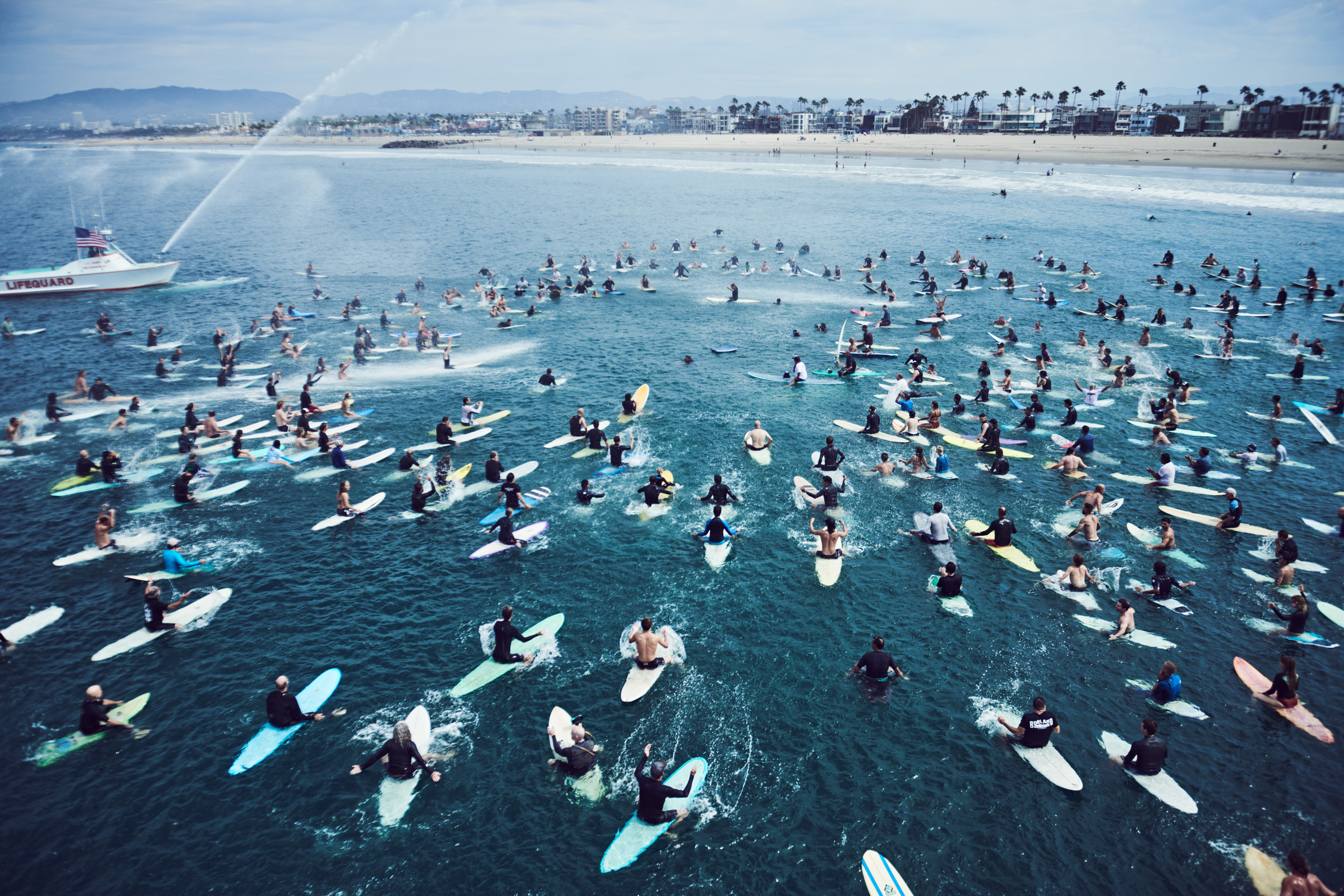 fotografii surferi alternativa litoralul romanesc venice beach california aglomeratie