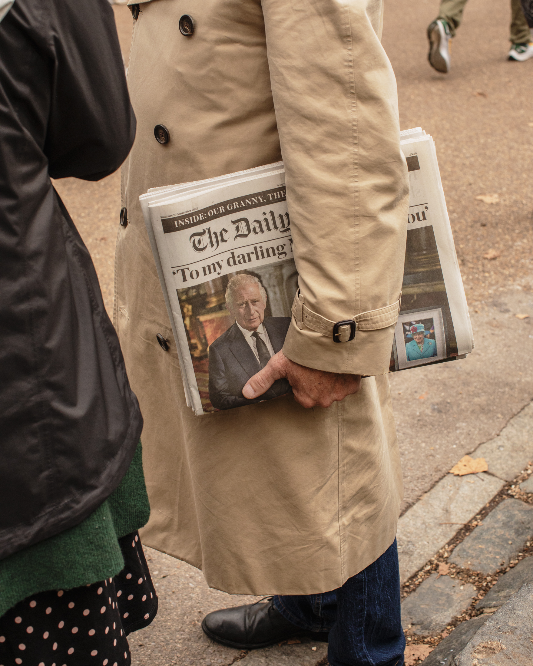 Un homme avec la première page du Telegraph