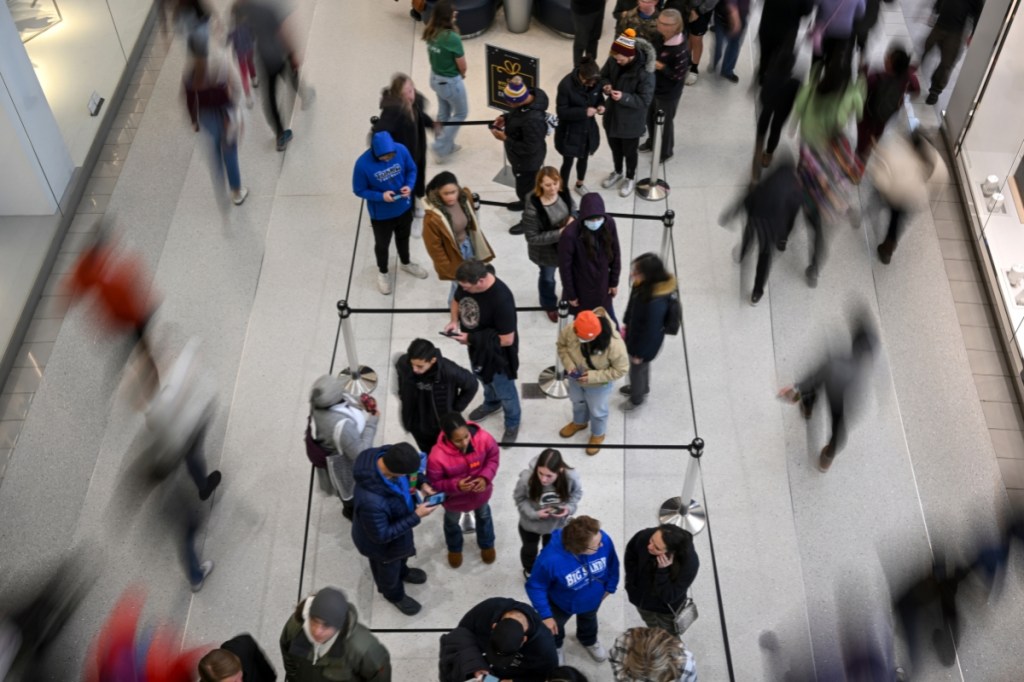 over-300-teens-swarmed-a-jersey-mall-after-a-tiktok-invite-and-it-exploded-into-a-brawl